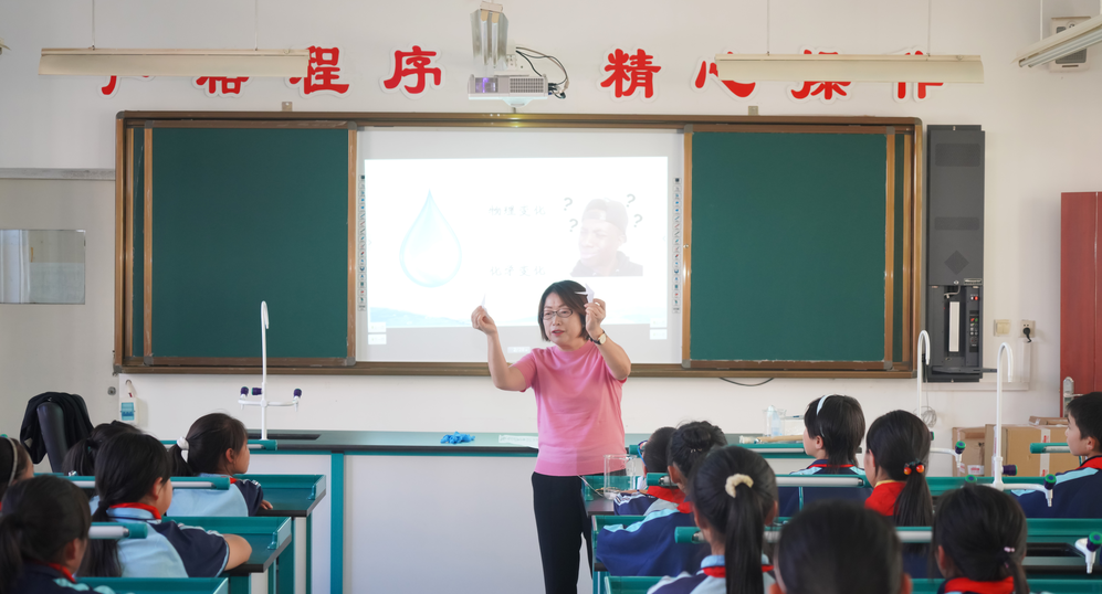 “Z6尊龙科技·与爱同业”关爱村落儿童爱心科普进校园公益活动 “Z6尊龙科技·与爱同业”关爱村落儿童爱心科普进校园公益活动