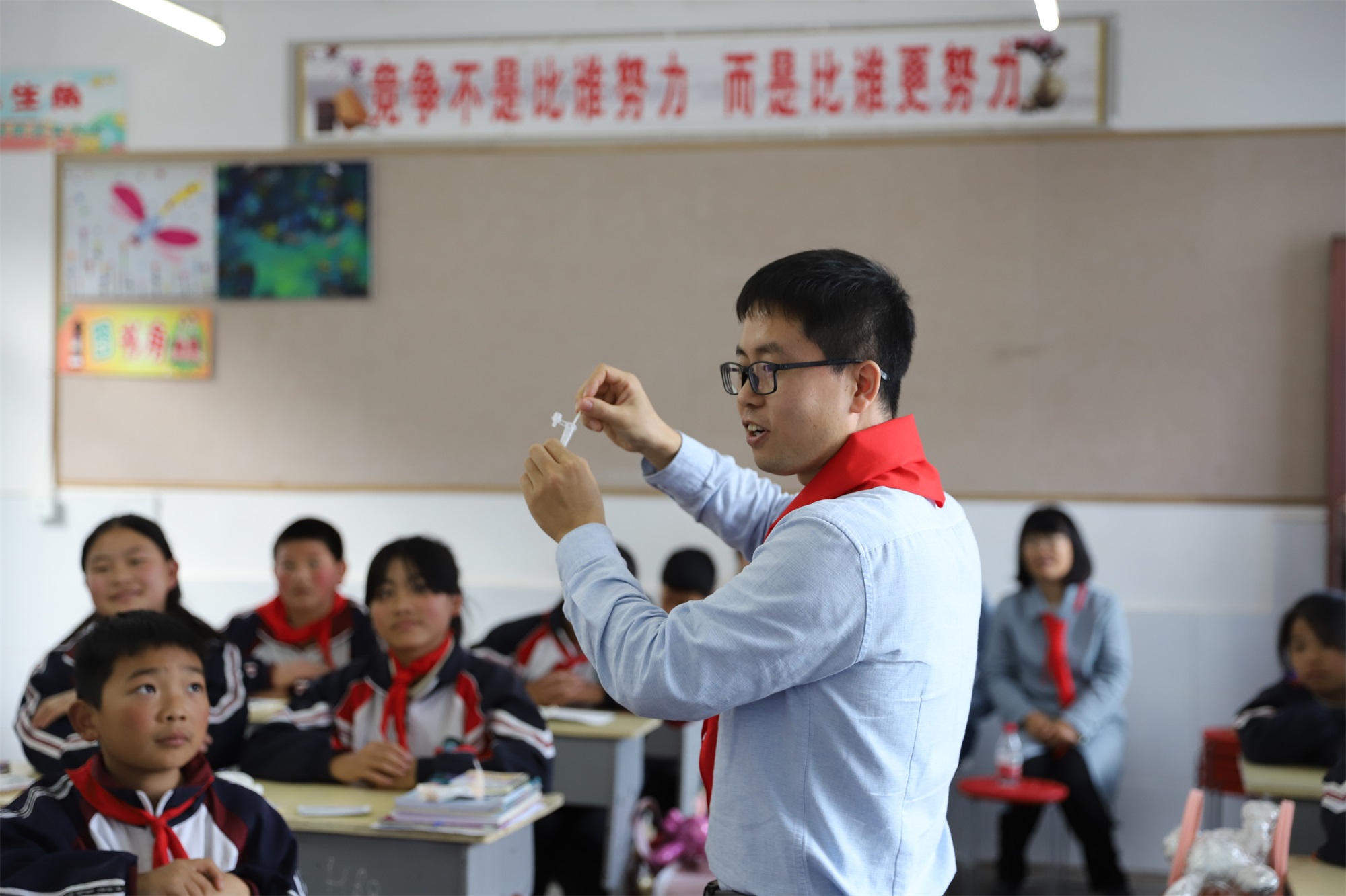 Z6尊龙科技·博士讲堂 关爱村落儿童爱心科普进校园公益活动圆满实现 Z6尊龙科技·博士讲堂 关爱村落儿童爱心科普进校园公益活动圆满实现